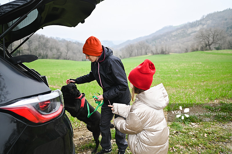 一家人准备去乡村郊游。图片素材