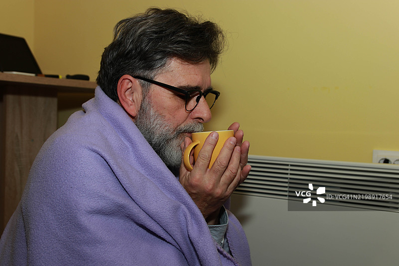 老年人在寒冷的冬天喝茶图片素材