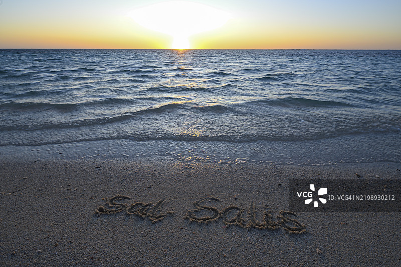 沙滩上的“Sal Salis”字母,位于西澳大利亚的宁戈鲁礁,靠近埃克斯茅斯的Cape Range国家公园。图片素材