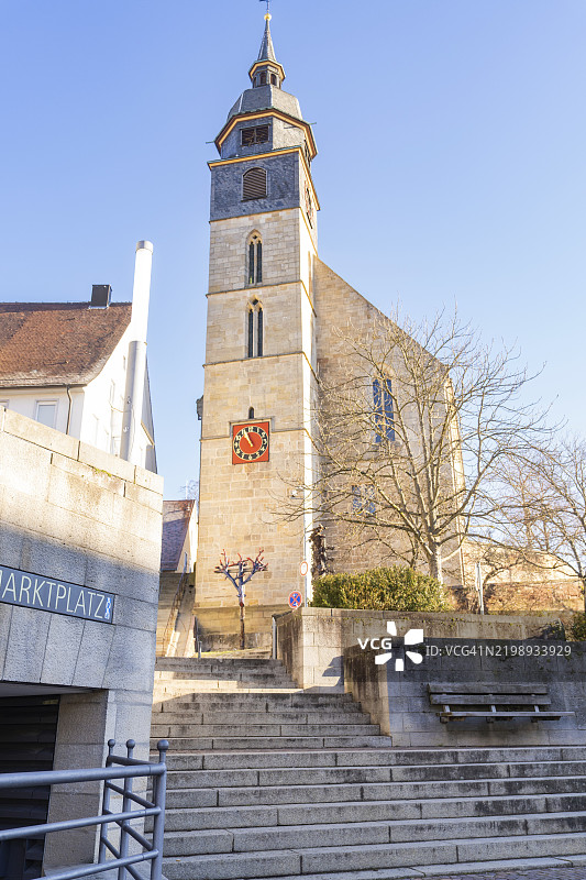 在德国博布林根市中心，晴朗的日子里通往教堂塔楼的石阶图片素材