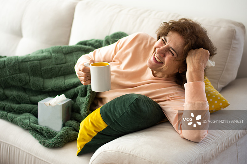 在家感到不适的老年女性图片素材
