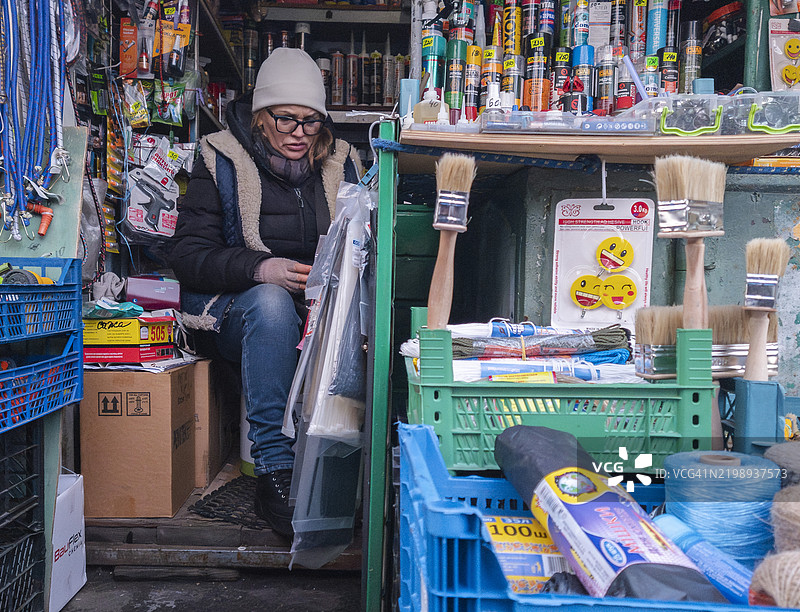 探索充满当地手工艺品和活力四射的摊贩的基辅市热闹街市图片素材