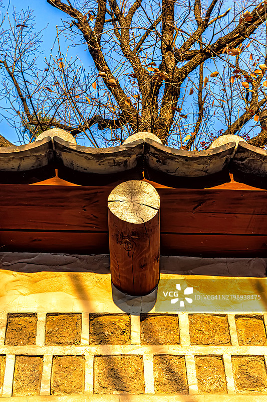 带瓦顶和木梁的传统围栏图片素材