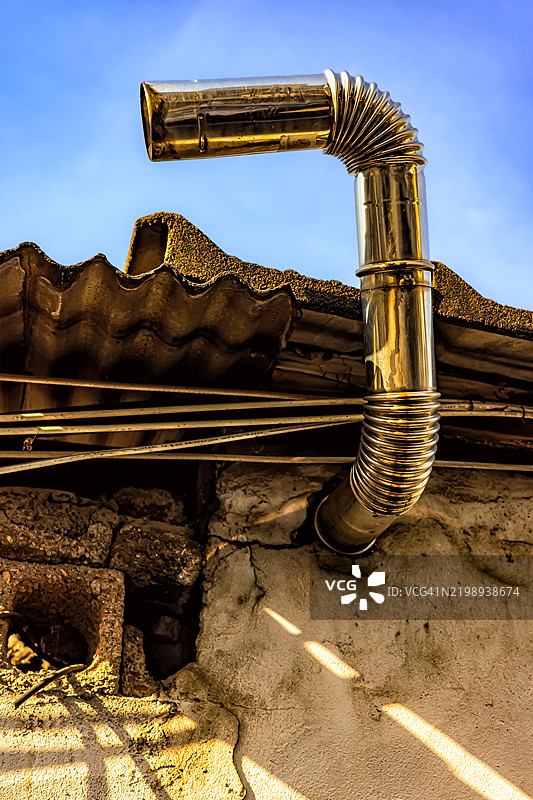 旧建筑上的金属排气管图片素材