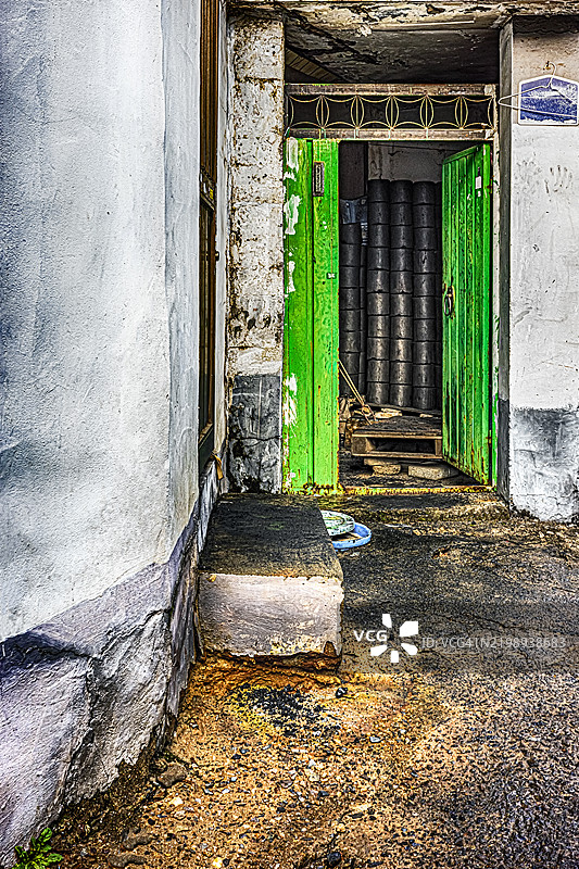 绿色门口和内部的木炭块图片素材
