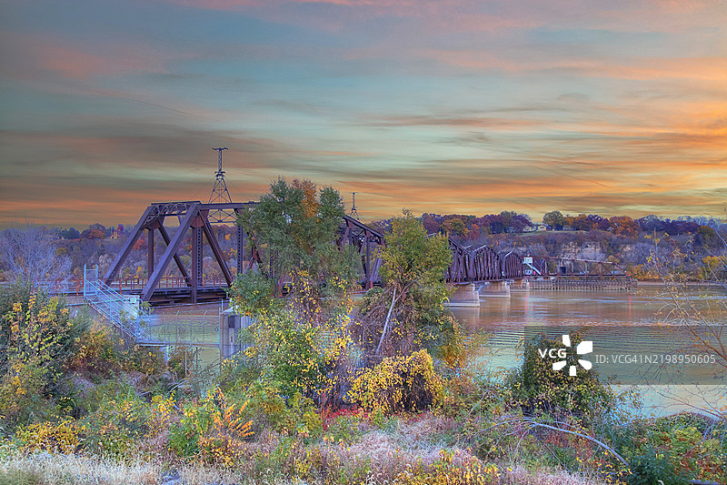 杜布克铁路桥在日落时分图片素材