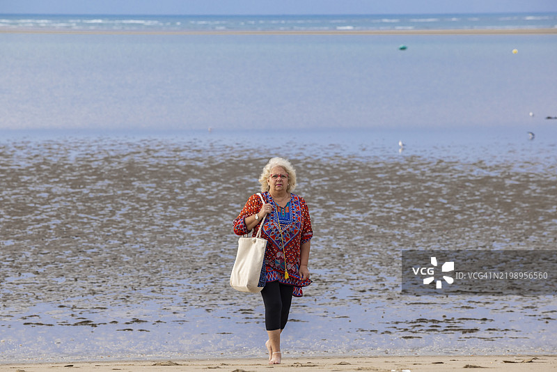女性在西班牙卡内拉岛海滩低潮时探险图片素材