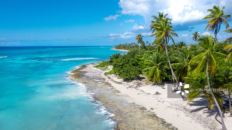 空中乐园：萨沃纳岛宁静海岸线的独特视角图片素材