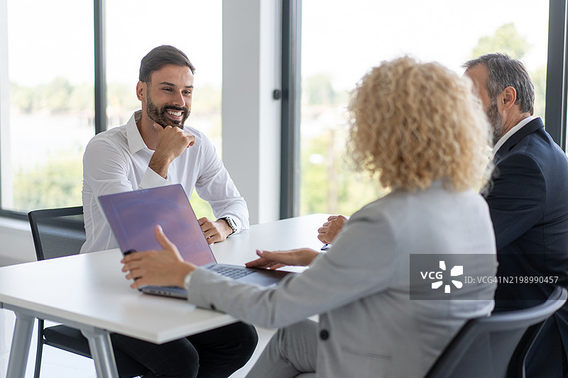 男性候选人与引人入胜的演示进行面试图片素材