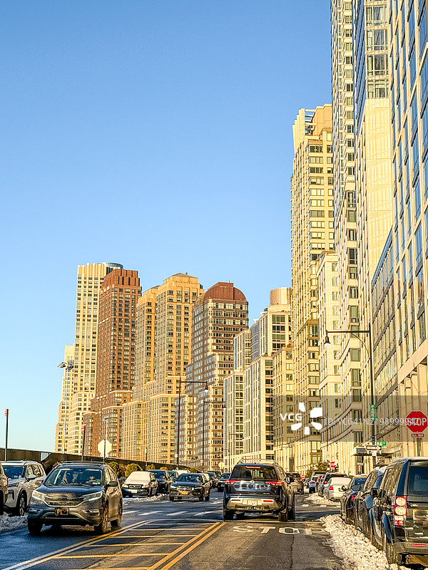 现代公寓楼下的街道上停着汽车，纽约市图片素材