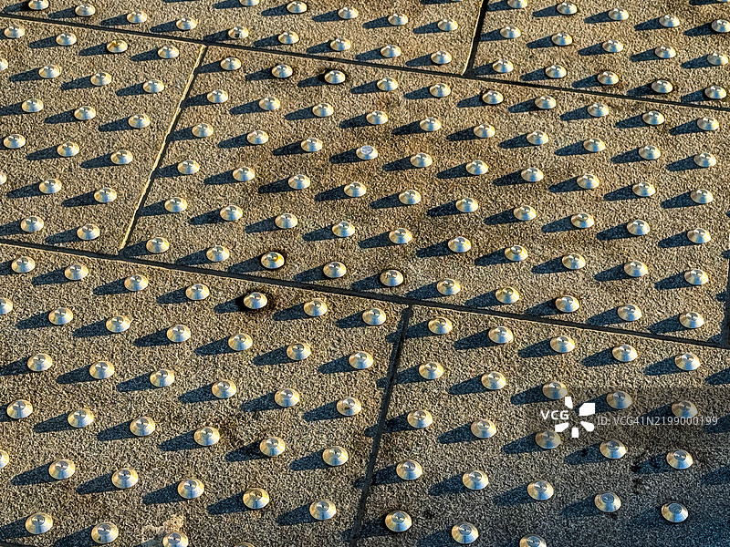 纽约市人行道上的银色防滑钉图片素材