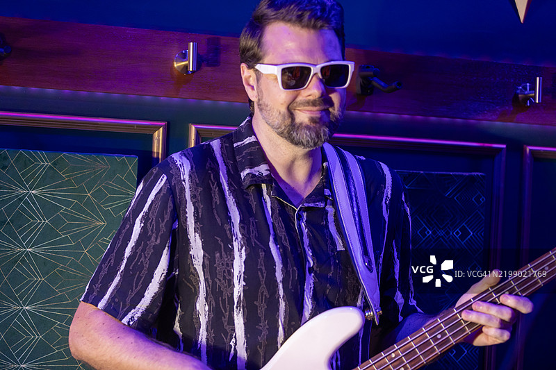 中年摇滚音乐家尽情享受演奏乐趣图片素材