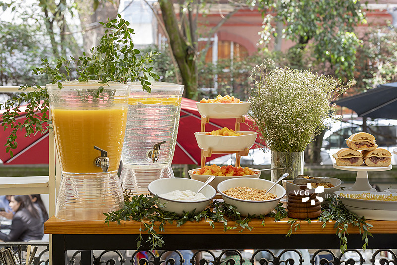 美味的早餐自助餐邀请客人享用愉快的早晨餐点图片素材