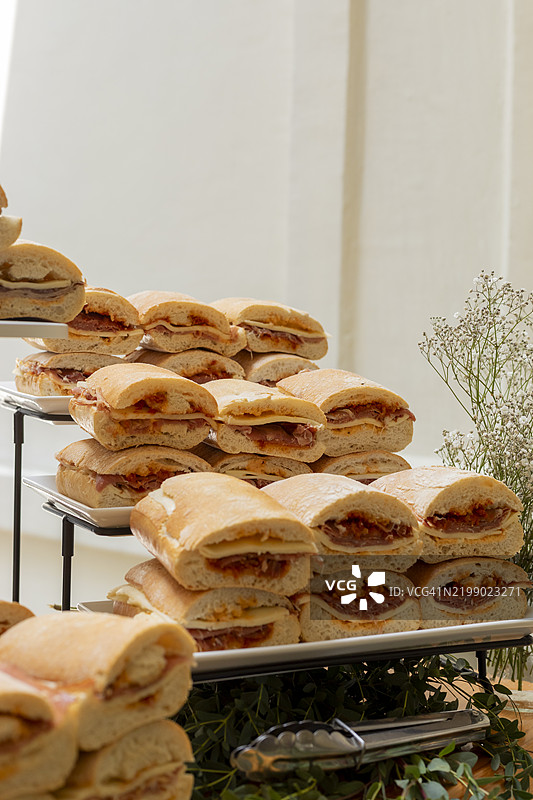 美味的三明治在自助餐桌上装饰着绿叶图片素材