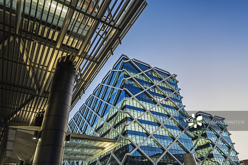 未来派办公大楼在夜晚图片素材