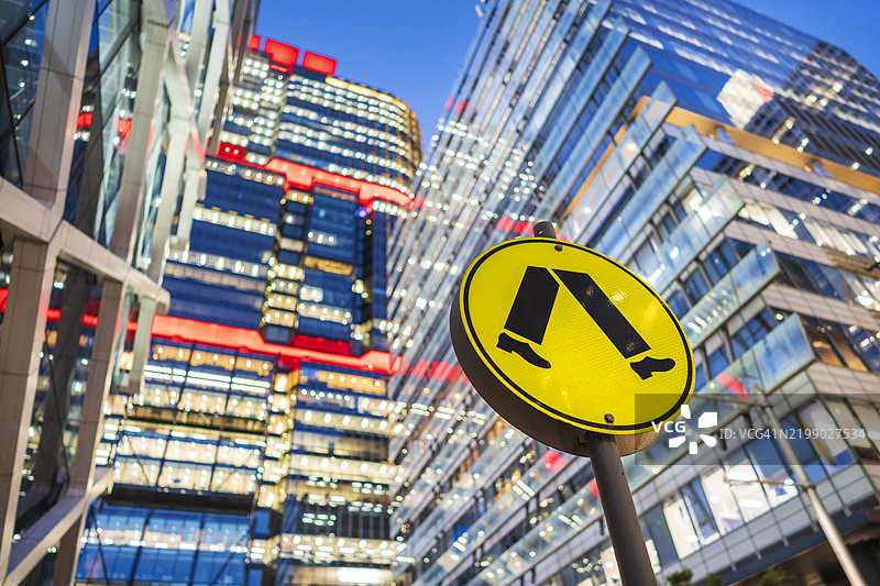 夜间城市景观中的行人过街标志图片素材