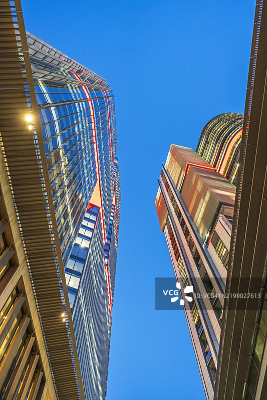 夜晚低角度视图的办公大楼图片素材