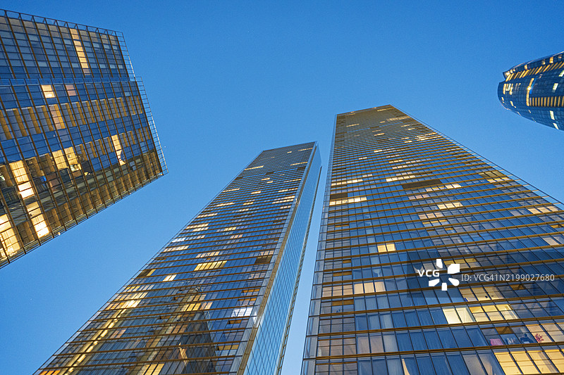 夜空下的新公寓高楼大厦图片素材