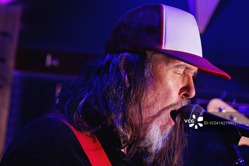 摇滚吉他手在排练室大声唱歌的特写镜头图片素材