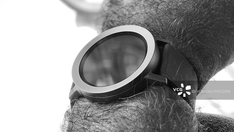 手腕上佩戴智能手表图片素材