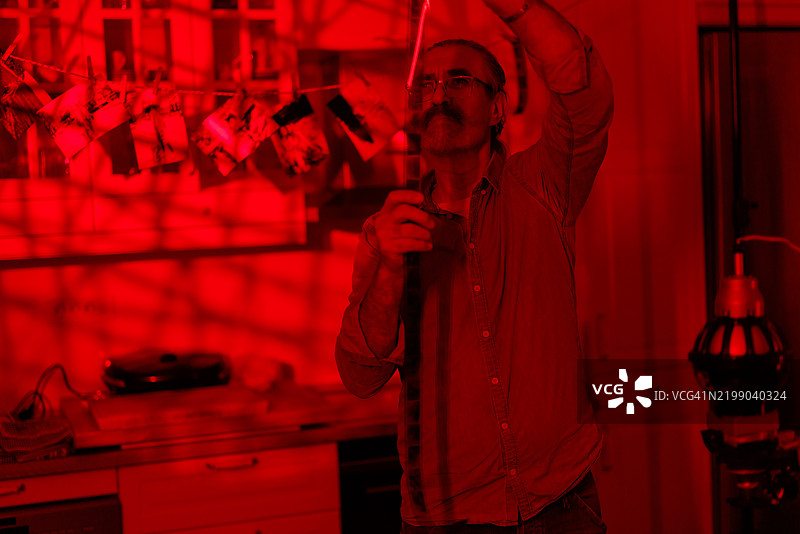 在暗房中冲洗照片图片素材