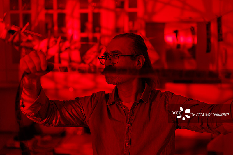 在暗房中冲洗照片图片素材