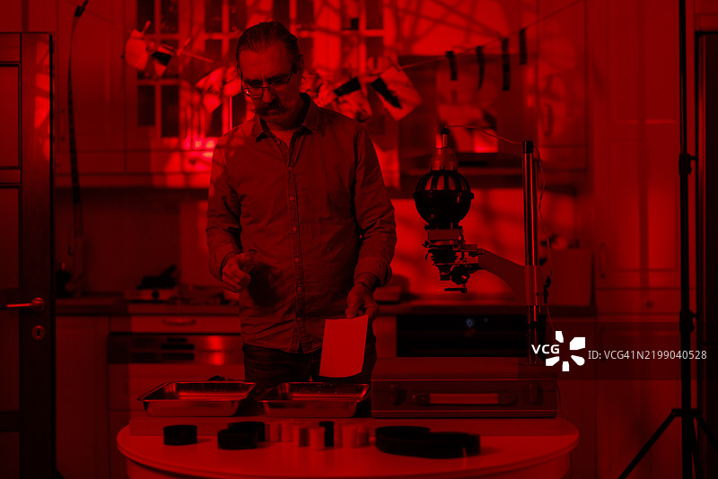 在暗房中冲洗照片图片素材