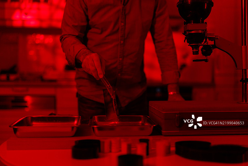 摄影师在暗房中拍照图片素材