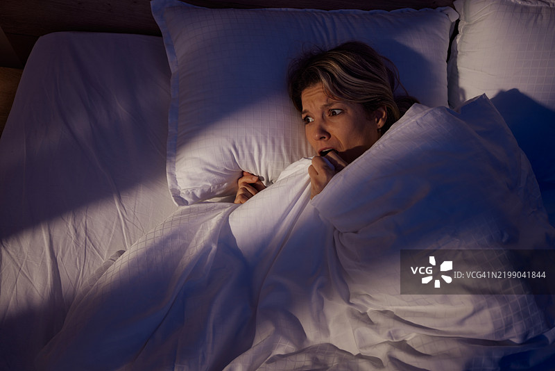 我一个人睡觉真害怕！图片素材