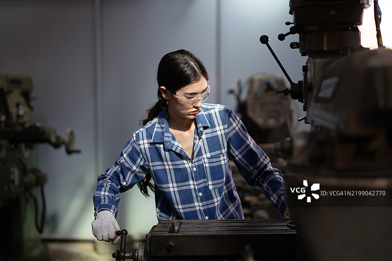 工程师在金属车间工作。图片素材