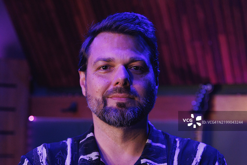 中年摇滚音乐人的休闲肖像图片素材