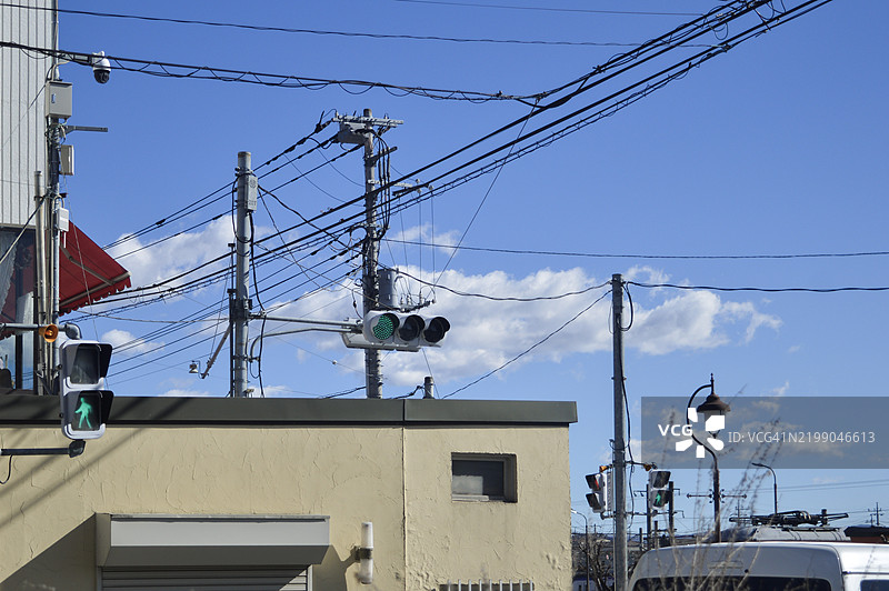 建筑物之间的电线杆图片素材