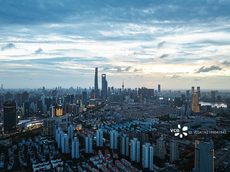 中国上海城市天际线的鸟瞰图图片素材