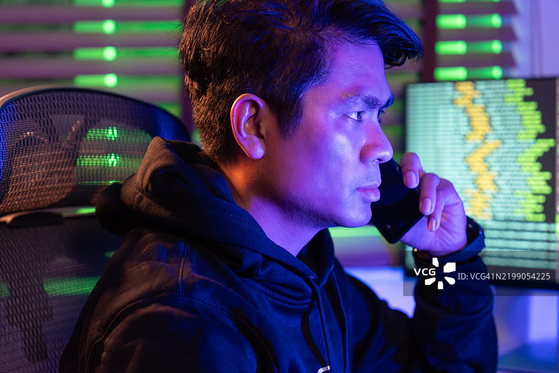网络安全专家在电话中分析数据图片素材