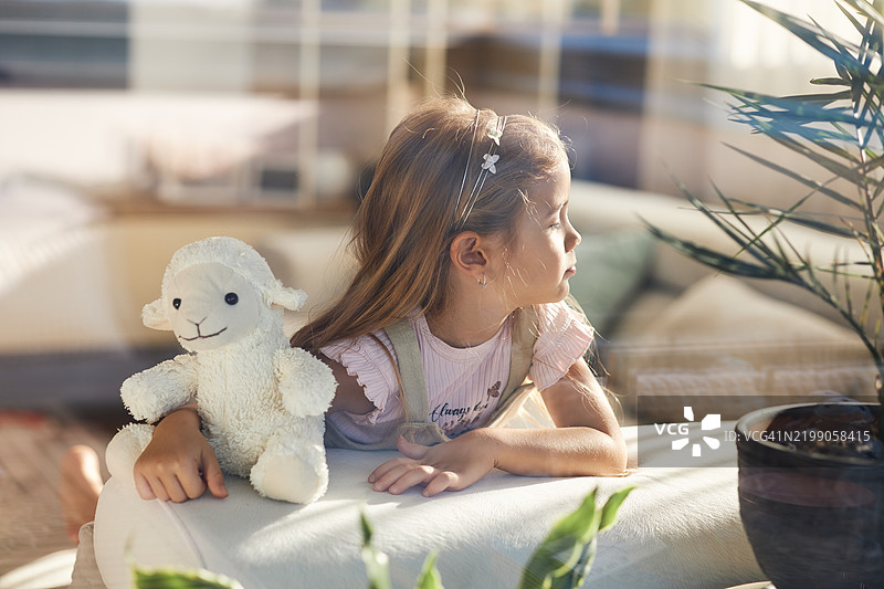 愤怒女孩的肖像图片素材