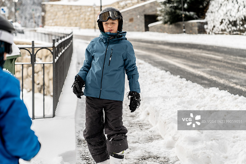 孩子们在玩雪图片素材