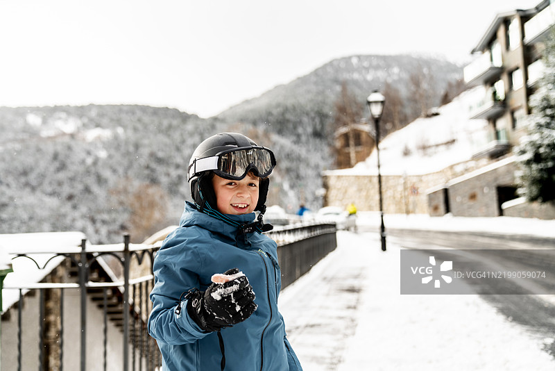 孩子们在享受打雪仗的乐趣图片素材