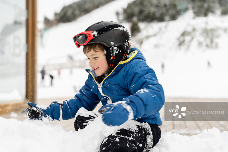 孩子们在享受打雪仗的乐趣图片素材
