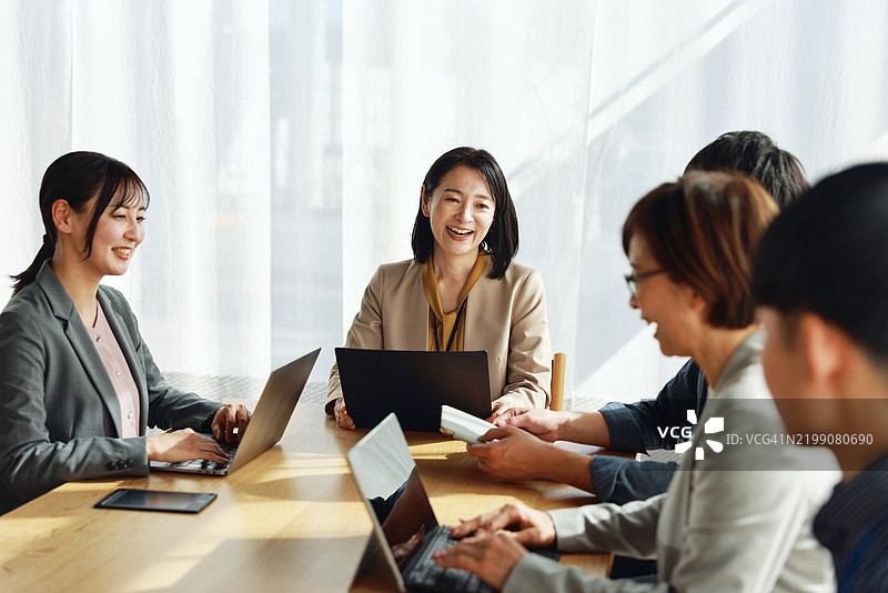 亚洲商务人士正在开会图片素材