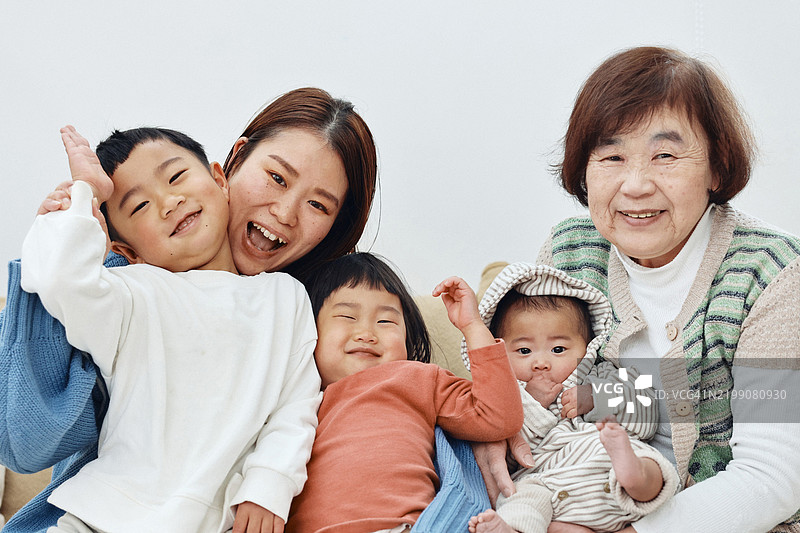 快乐的三代同堂家庭肖像照片图片素材