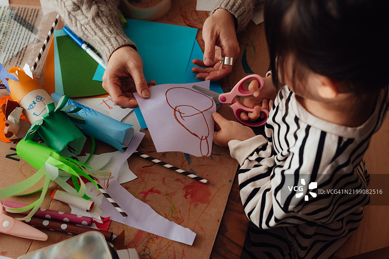 亚洲小女孩在老师的指导下学习和进行创意工作图片素材