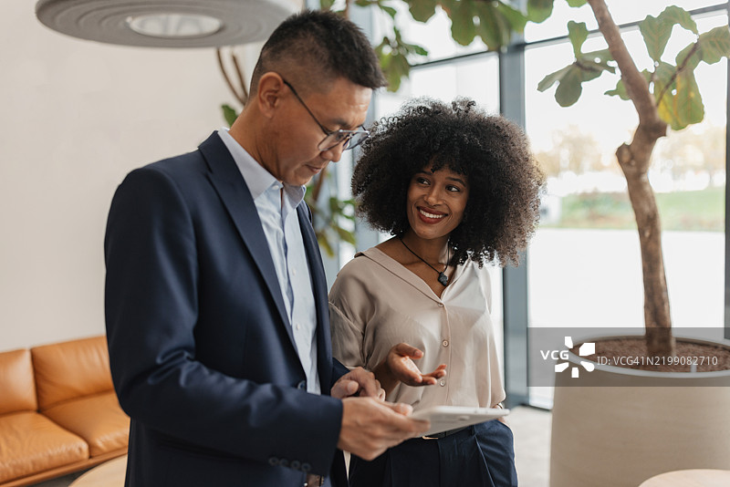 两位鼓舞人心的个体之间的动态合作图片素材