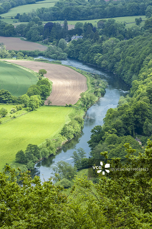 Symonds Yat rock, Herefordshire, England, UK. 30 May 2005. Aerial view of River Wye from Symonds Yat rock.图片素材