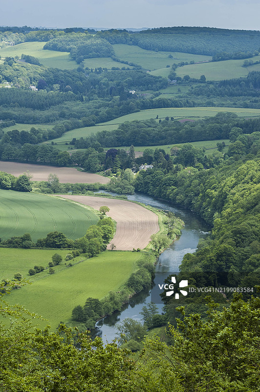 英格兰赫里福德郡的西蒙兹雅特岩石，2005年5月30日。从西蒙兹雅特岩石俯瞰怀河的空中视角。图片素材