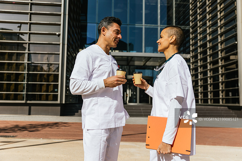 医疗专业人员在医院外享受咖啡休息时间图片素材