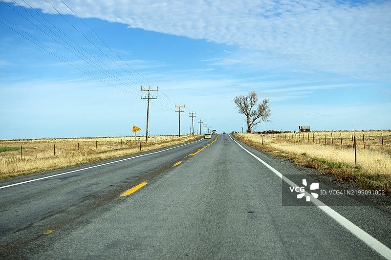 靠近双瀑布的道路图片素材