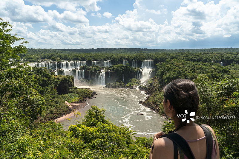 在伊瓜苏国家公园的魔鬼喉咙观光的陌生女性图片素材