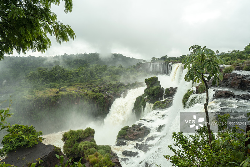 阿根廷伊瓜苏瀑布的全景视图图片素材
