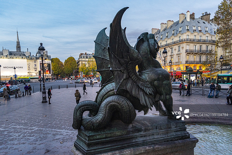 巴黎，圣米歇尔广场黄昏时分图片素材