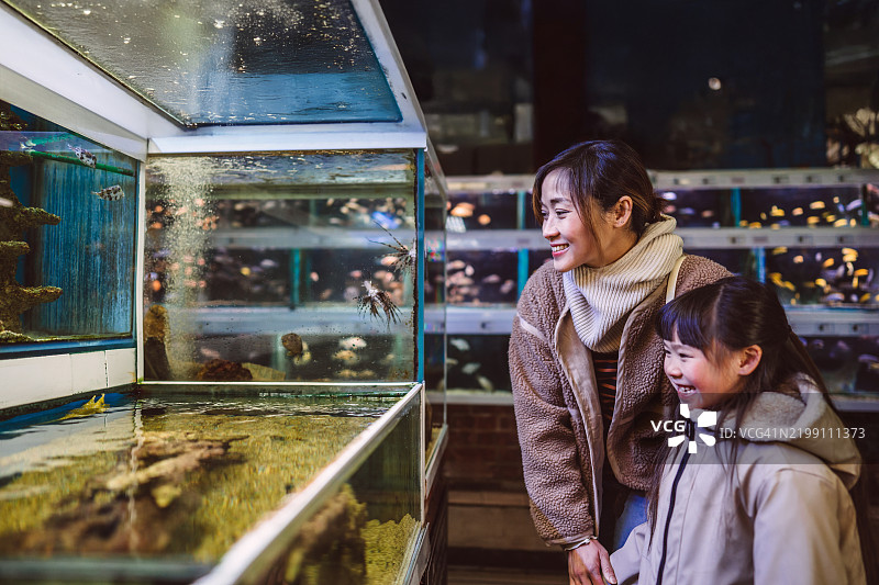 母女俩在水族馆商店探险图片素材